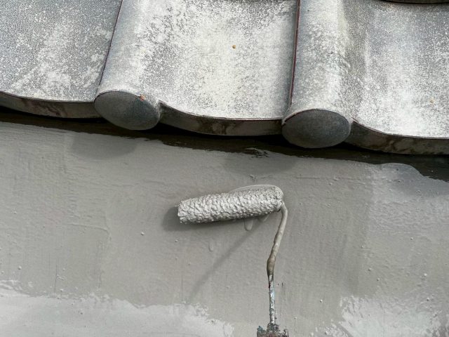 姫路市にて防水塗装の作業中